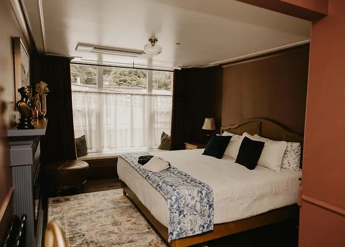The Brooks Hotel Restaurant And Lounge